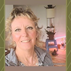 Meet your Posher, Deborah